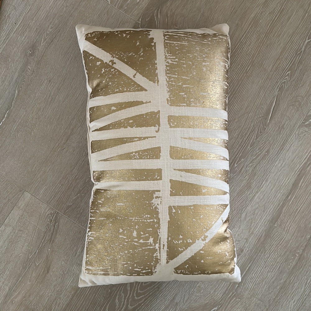 Rectangular geometric gold and beige throw pillow - Picture 3 of 3